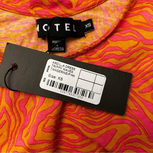 NWT MOTEL Ardilla Dress in Trippy Waves Print in Tangerine Pink Color - Picture 15 of 15